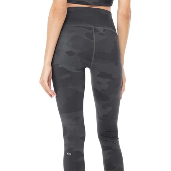 ALO High Waist Vapor Legging in Black & Camouflage Small - Picture 2 of 6